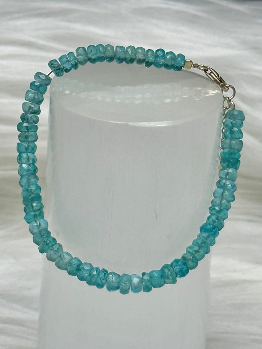 High-Quality Faceted Blue Topaz Crystal Bracelet – Sterling Silver Clasp with Dangling Heart Charm