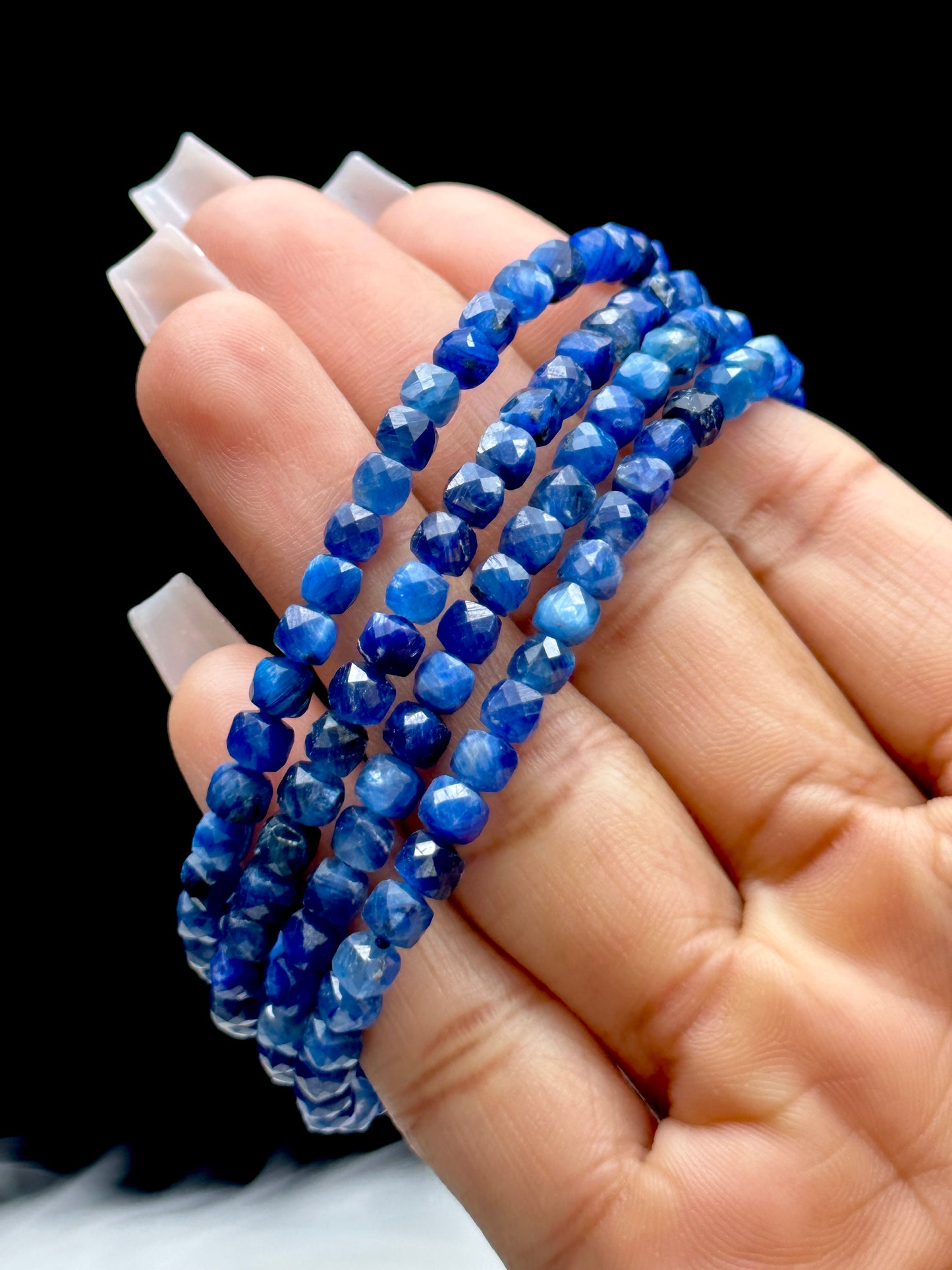 High-Quality Faceted Kyanite Crystal Bracelet – Natural Blue Gemstone, Stretch Cord