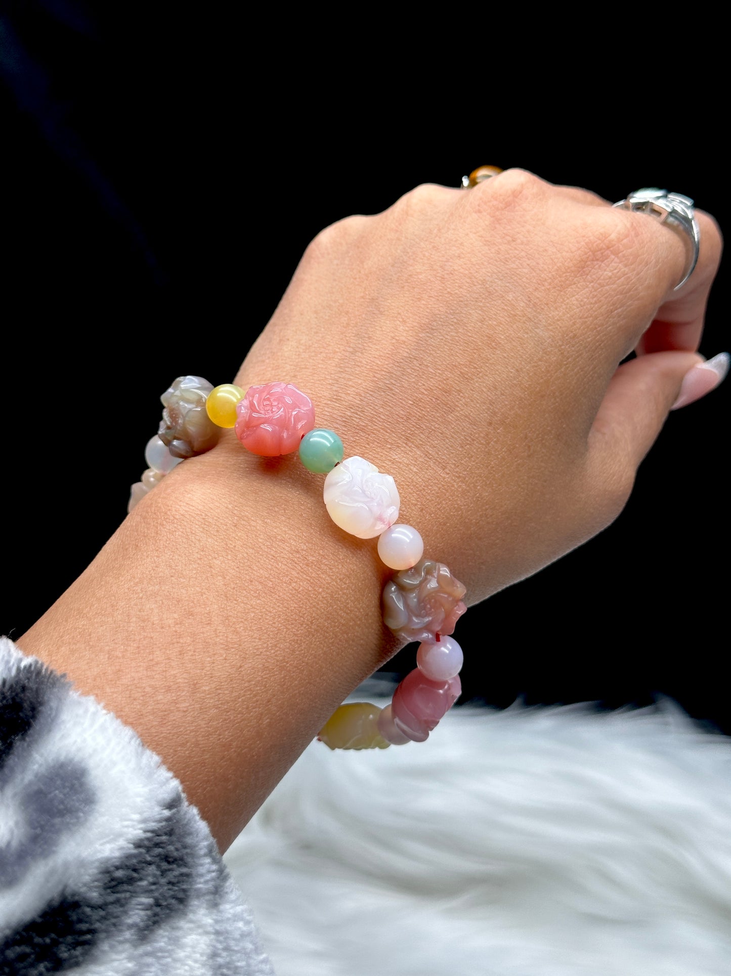 Agate Flower Carved Bead Bracelet – Natural Crystal Jewelry