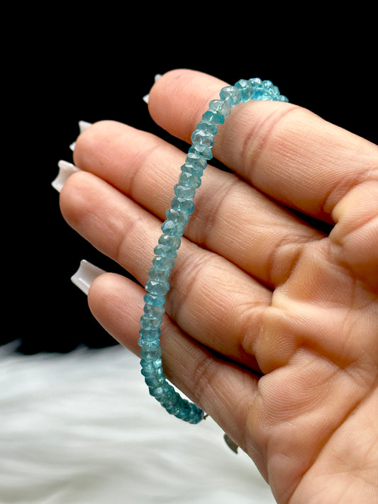 High-Quality Faceted Blue Topaz Crystal Bracelet – Sterling Silver Clasp with Dangling Heart Charm