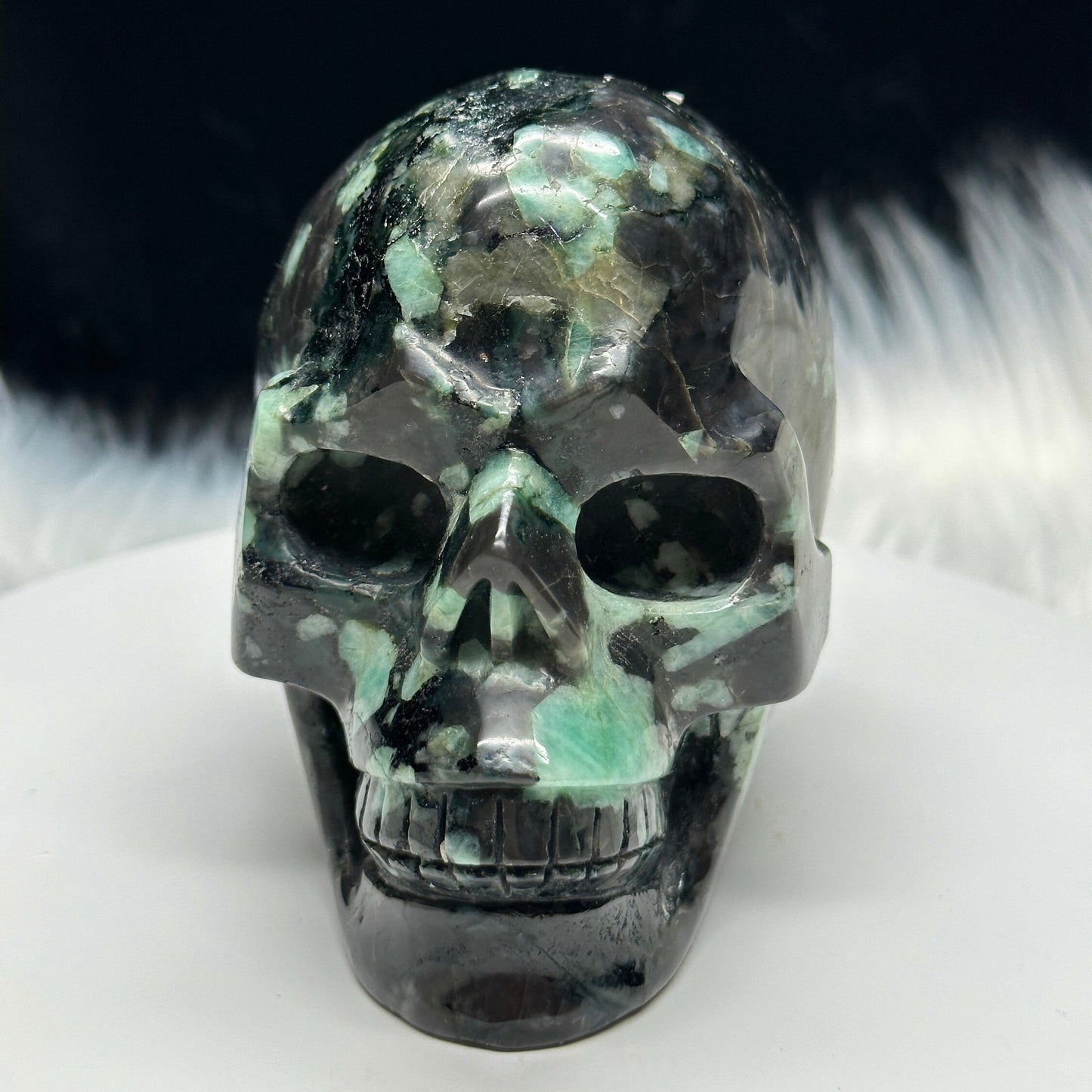 Large Beautiful Emerald Skull, Crystal Skull, Emerald Gemstone Skull, Crystal Healing, Feng Shui, Crystal Decor-4 inches tall and weight 1kg