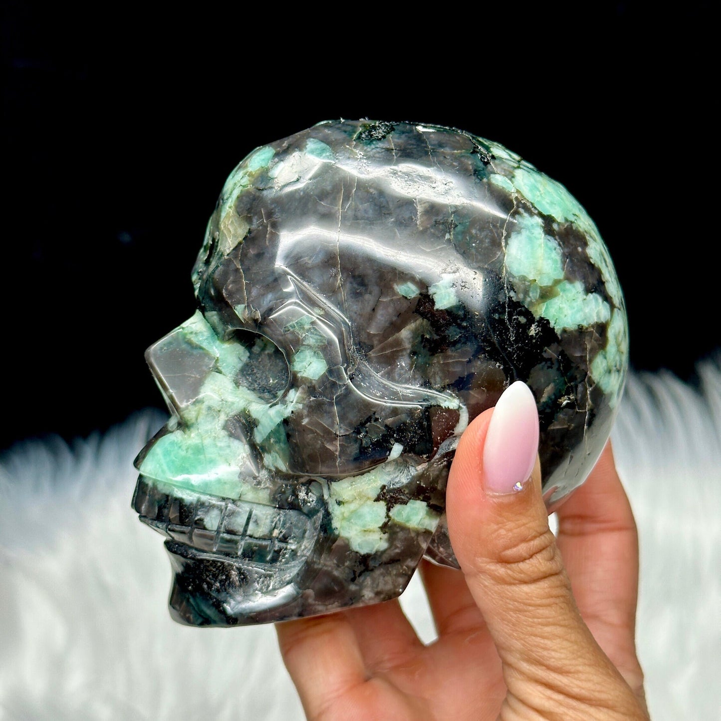 Large Beautiful Emerald Skull, Crystal Skull, Emerald Gemstone Skull, Crystal Healing, Feng Shui, Crystal Decor-4 inches tall and weight 1kg