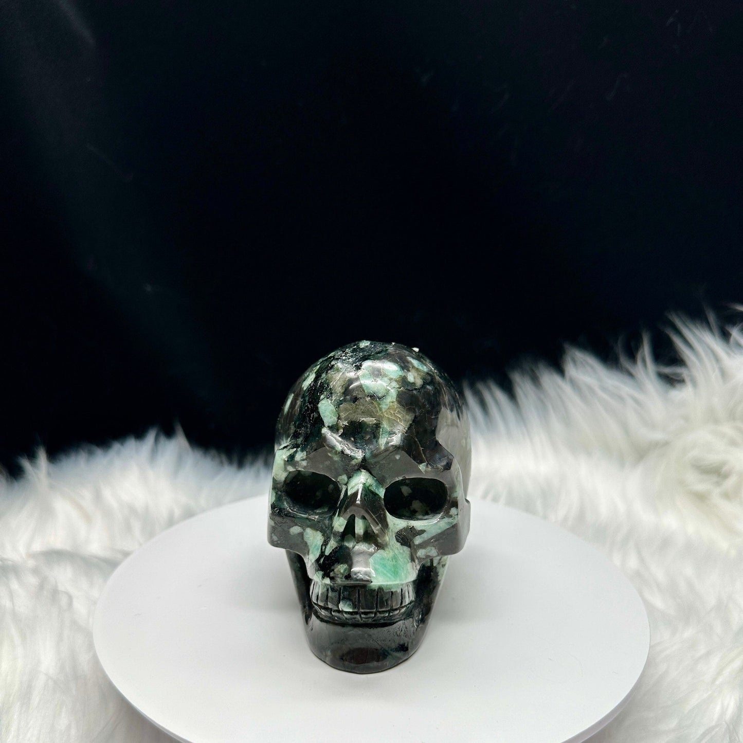 Large Beautiful Emerald Skull, Crystal Skull, Emerald Gemstone Skull, Crystal Healing, Feng Shui, Crystal Decor-4 inches tall and weight 1kg