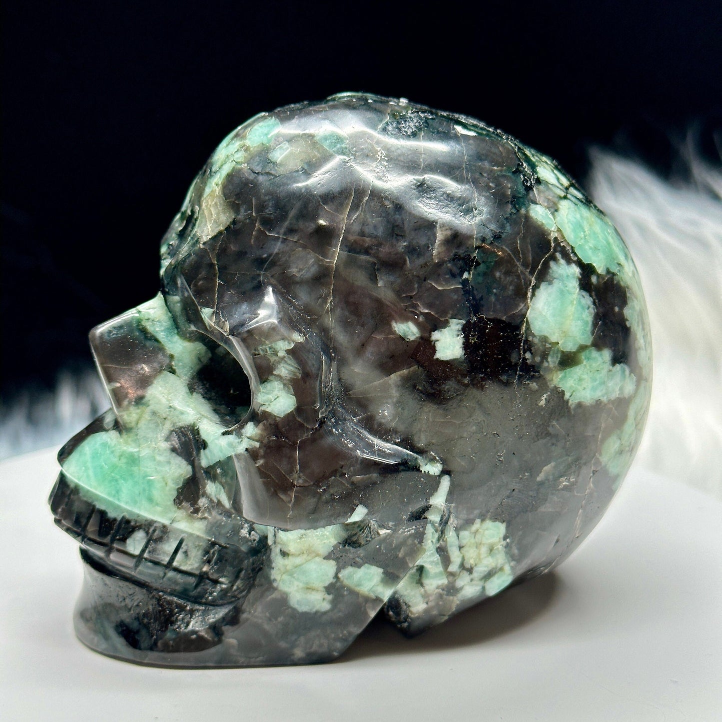 Large Beautiful Emerald Skull, Crystal Skull, Emerald Gemstone Skull, Crystal Healing, Feng Shui, Crystal Decor-4 inches tall and weight 1kg